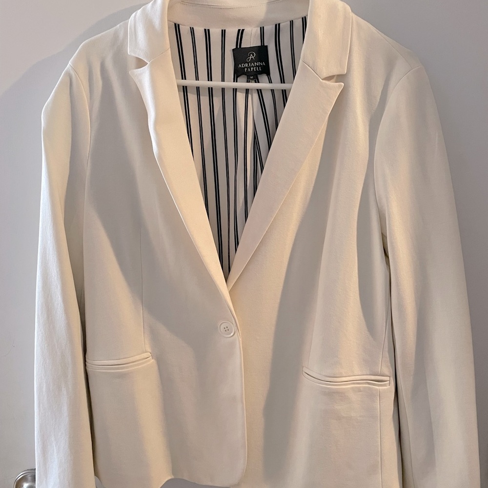 Light weight lined white blazer size medium ..perfect for any occasion!!